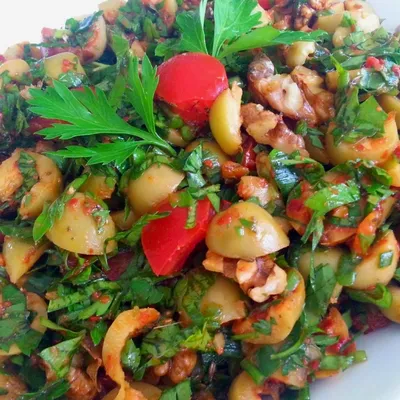 Insalata di olive verdi schiacciate: Un'esplosione di sapori siciliani