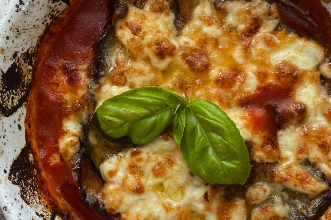 La storia della parmigiana di melanzane: Tradizione contesa e rivisitazioni audaci