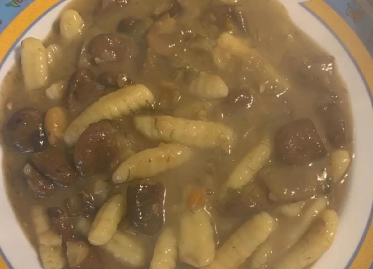 Lolli con le fave serviti in ciotola di ceramica siciliana con olio e peperoncino