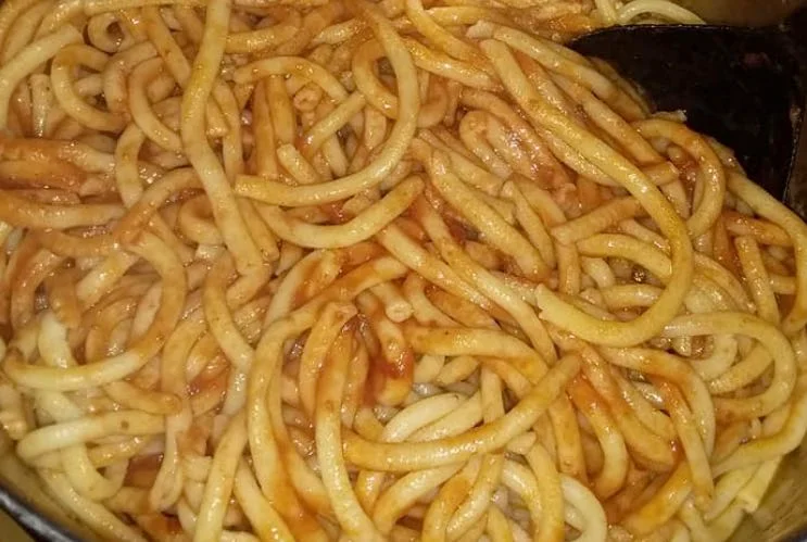 Maccarruna cû sucu ‘nta maidda serviti nella maidda di legno