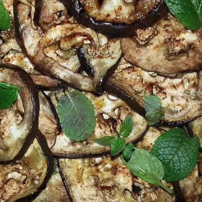 Melanzane arrostite con aglio e menta: profumo e gusto dell’orto siciliano