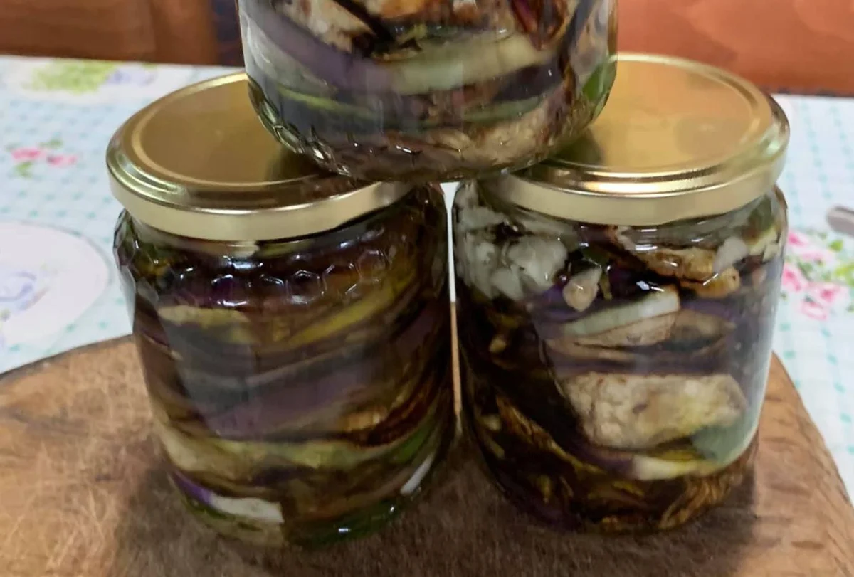 Melanzane grigliate sott’olio con menta, aglio e peperoncino in barattoli di vetro tradizionali