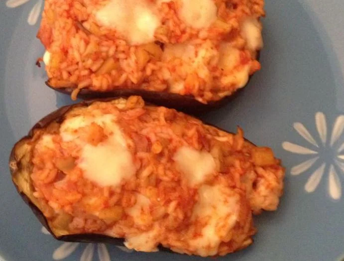 Melanzane ripiene di riso gratinate al forno con pomodoro e tuma
