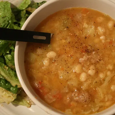 Minestra di cavolo e fagioli: il comfort food siciliano d’inverno