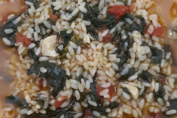 Minestra di riso con tenerumi servita in ciotola di ceramica siciliana