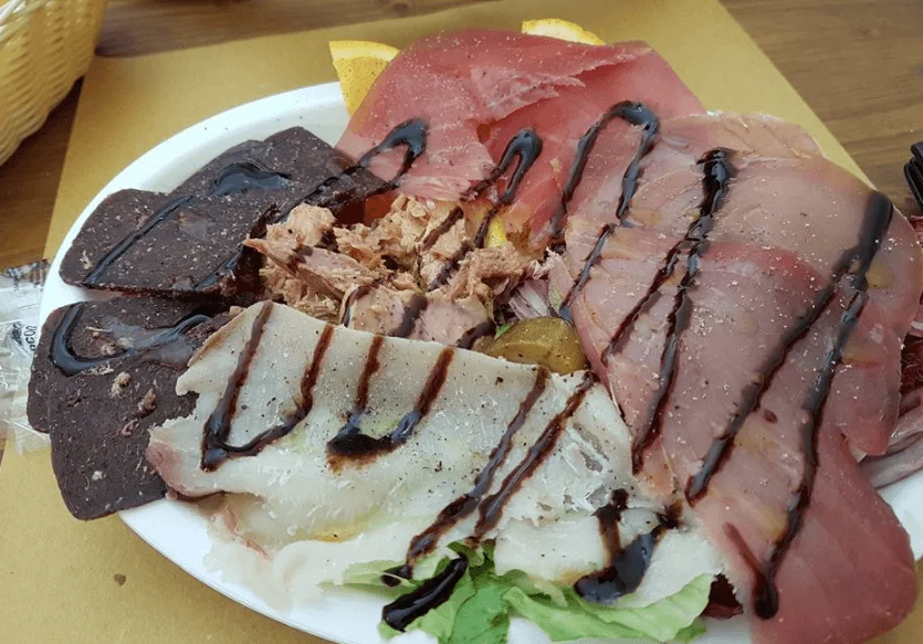 Misto di tonnara trapanese servito con bottarga, ficazza, bresaola e cuore di tonno