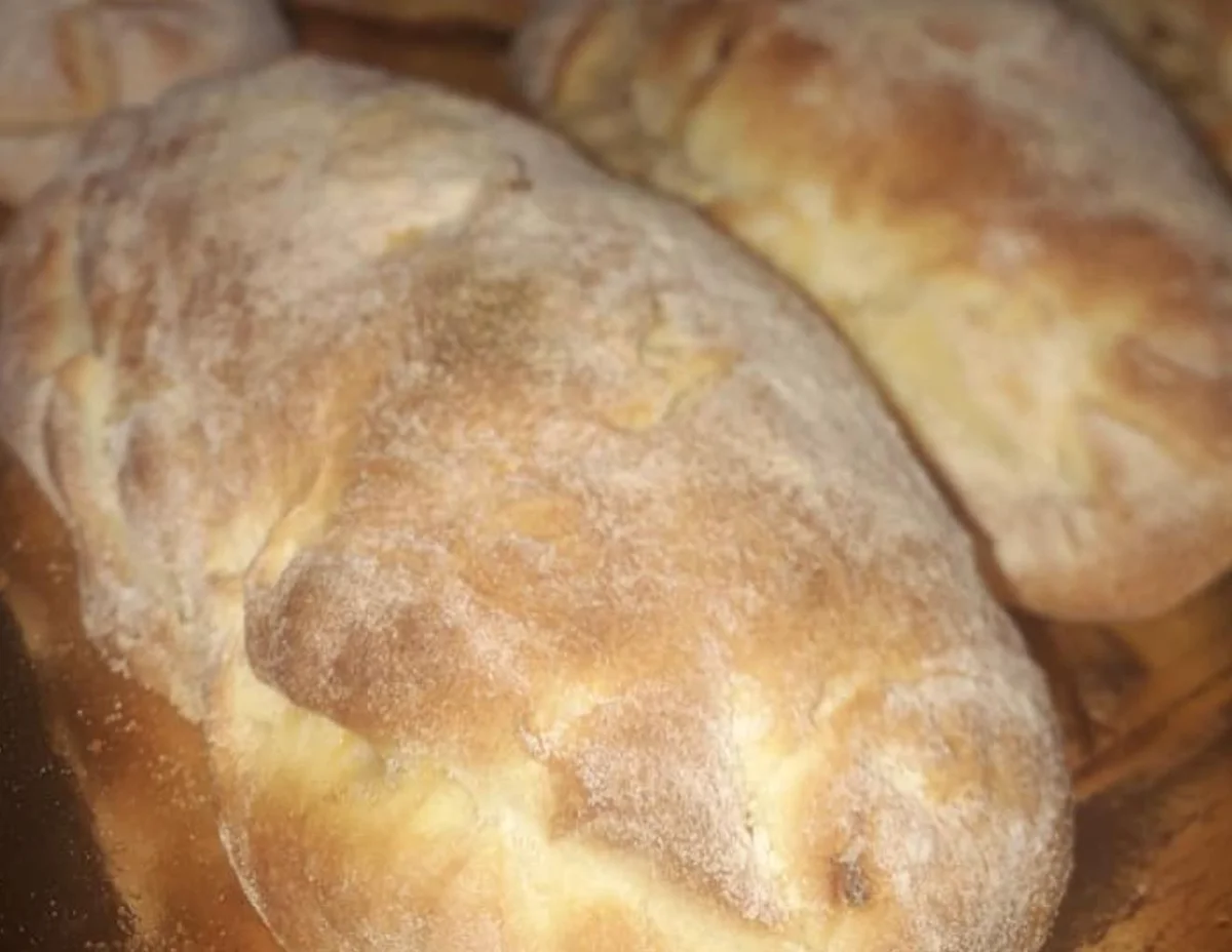 Frisch gebackene, goldbraune ’nfriulata aus Ciminna auf dem Backblech