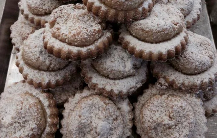 Nocattoli di Nicosia siciliani con zucchero a velo e crema di mandorle