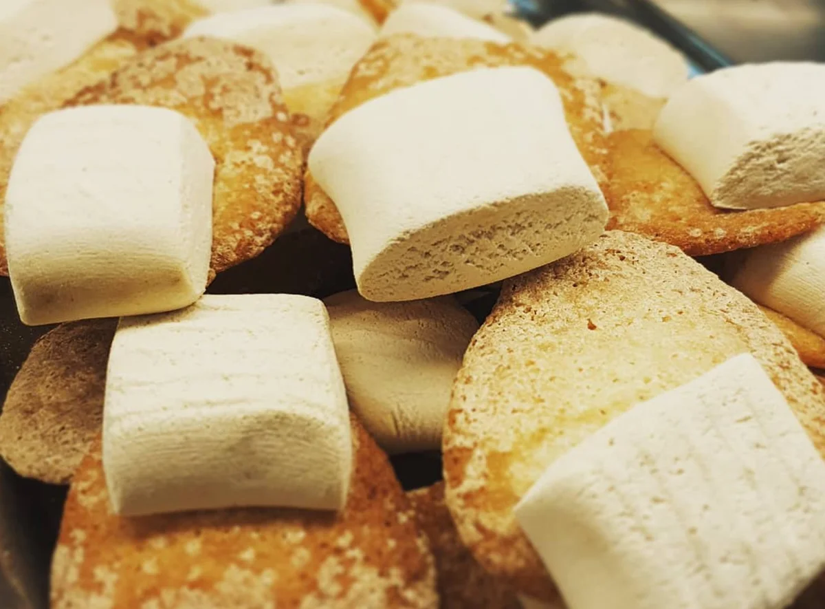 Ossa di morto siciliane su piatto in ceramica tradizionale