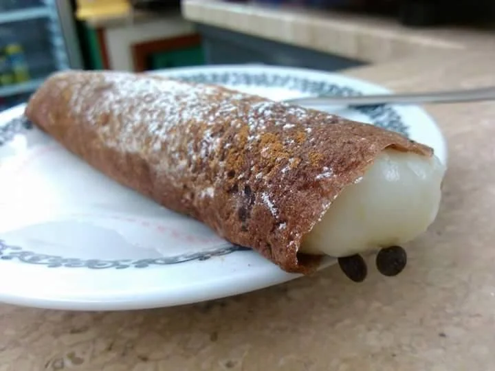 Ova murina di Sciacca ripiene di crema di latte e mandorle su piatto di ceramica siciliana