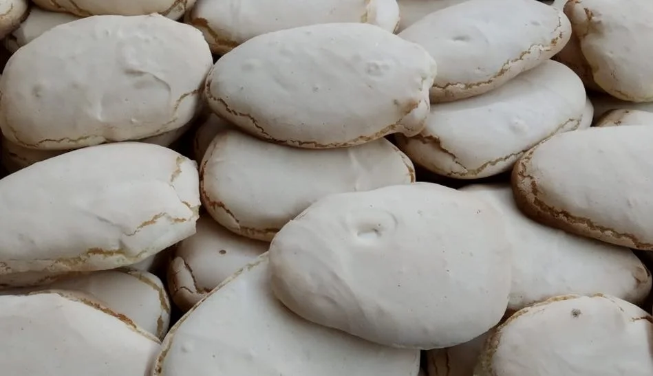 Pantofole di Lercara Friddi glassate e farcite di mandorle e frutta candita su piatto natalizio