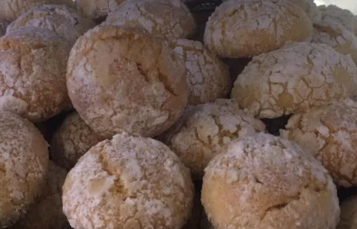 Panzerotti dolci catanesi ripieni di crema al cacao su piatto di ceramica siciliana