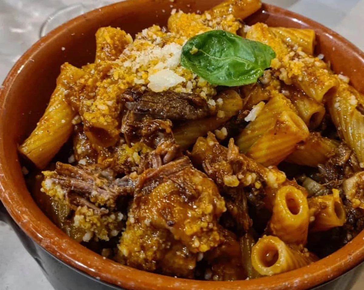 Pasta a taianu di Cefalù servita in tegame di terracotta