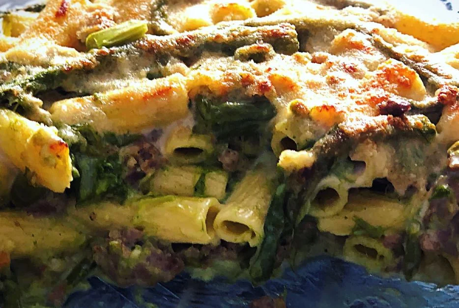 Pasta al forno con asparagi e salsiccia dorata e cremosa