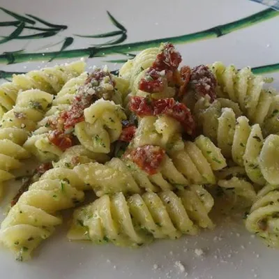 Pasta al pesto di zucchine e pomodori secchi: Un primo fresco e siciliano