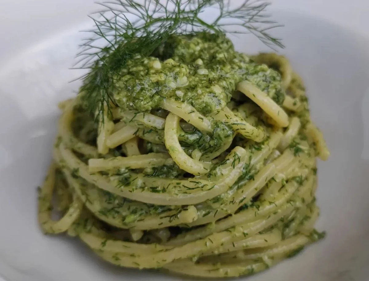 Pasta col pesto di finocchietto selvatico cremosa e profumata, servita con mandorle e pinoli tostati