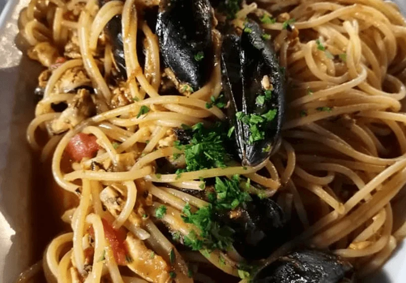 Pasta con cozze, vongole e muḍḍica atturrata