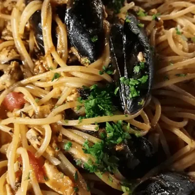 Pasta con cozze, vongole e muḍḍica atturrata: Un trionfo di sapori siciliani