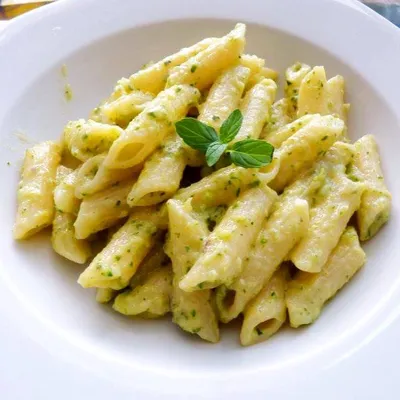 Pasta con crema di zucchine e capperi: Freschezza e sapore mediterraneo
