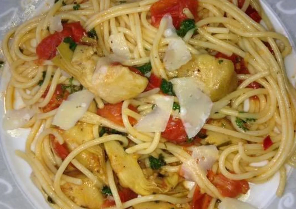 Pasta con i carciofi di Menfi servita con scaglie di pecorino e prezzemolo fresco