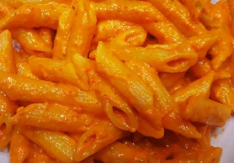 Piatto di pasta con i peperoni rossi e basilico fresco