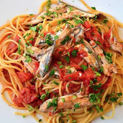 Pasta con il ragù di alici, un tuffo nei sapori autentici della Sicilia