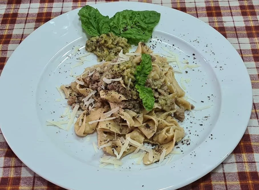 Pasta con le melanzane in bianco: Semplice eleganza della cucina siciliana