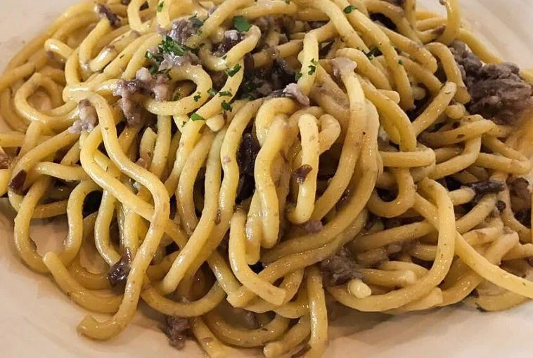 Pasta con radicchio e salsiccia cremosa con pecorino