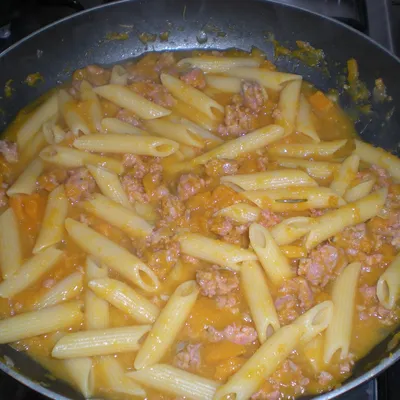 Pasta con zucca e salsiccia: comfort food siciliano d’autunno