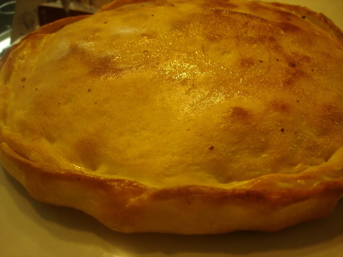 Pastizzu con ricotta e piselli, focaccia siciliana dorata