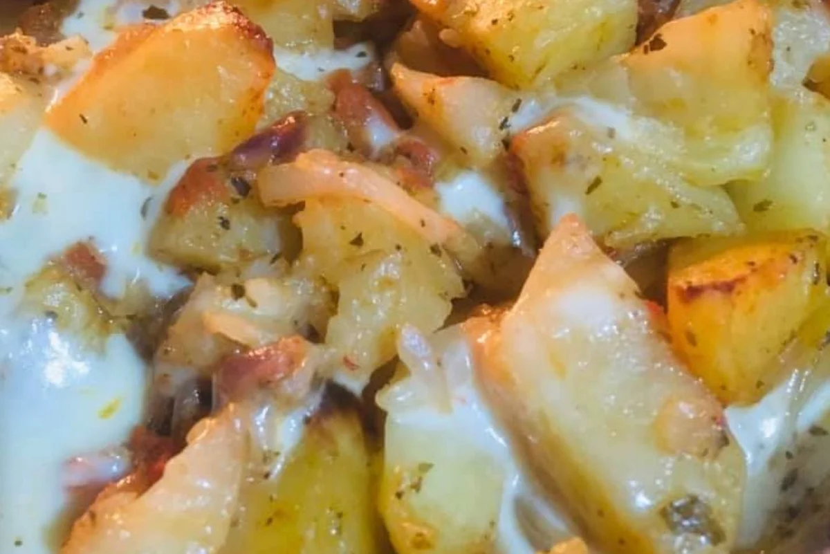 Patate vastase alla trapanese con pomodorini, cipolle e mozzarella filante in teglia di ceramica