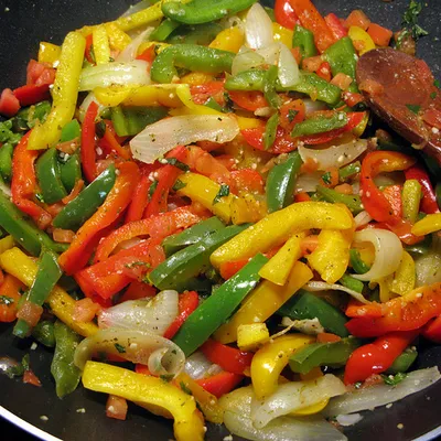 La peperonata siciliana: Un trionfo di colorate delizie e sapori