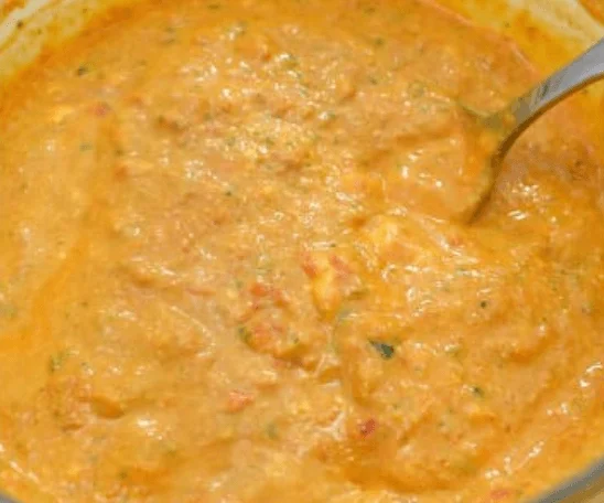 Ciotola di pesto alla siciliana con pomodori, basilico e ricotta su tavolo rustico siciliano