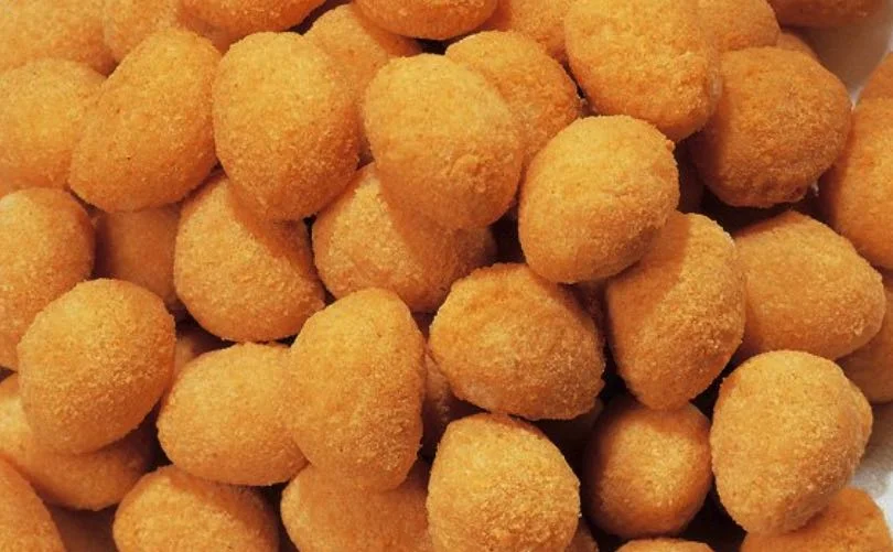 Polpette di lenticchie dorate con cuore filante di primo sale servite su piatto di ceramica siciliana