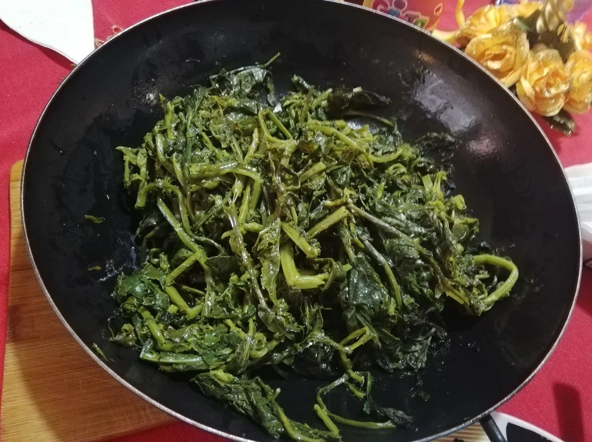 Qualeḍḍu fritto siciliano in padella con aglio e peperoncino