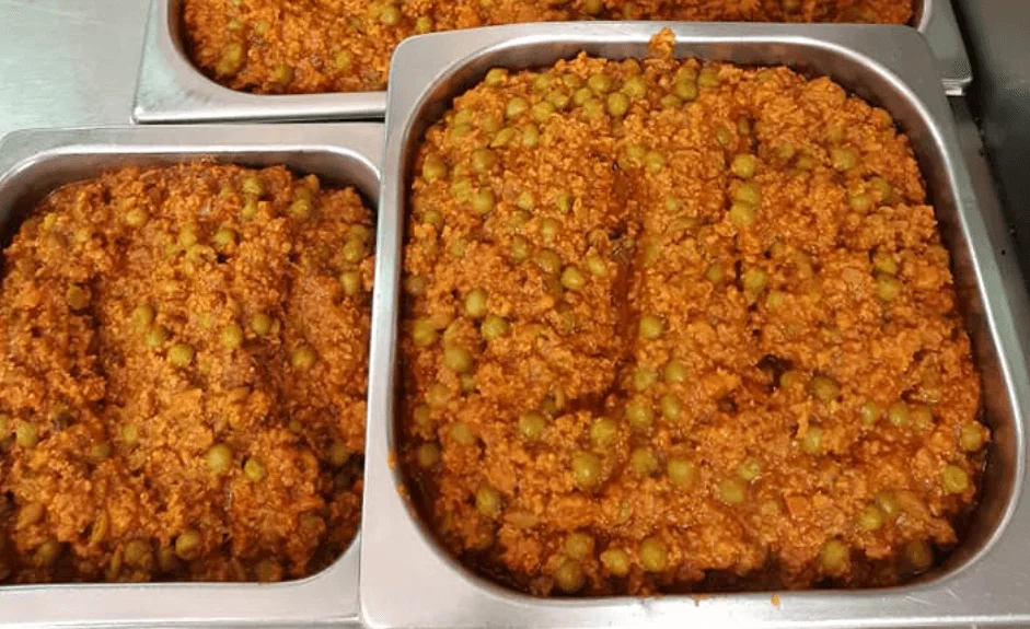 Ragù di tritato e piselli alla siciliana in casseruola di terracotta