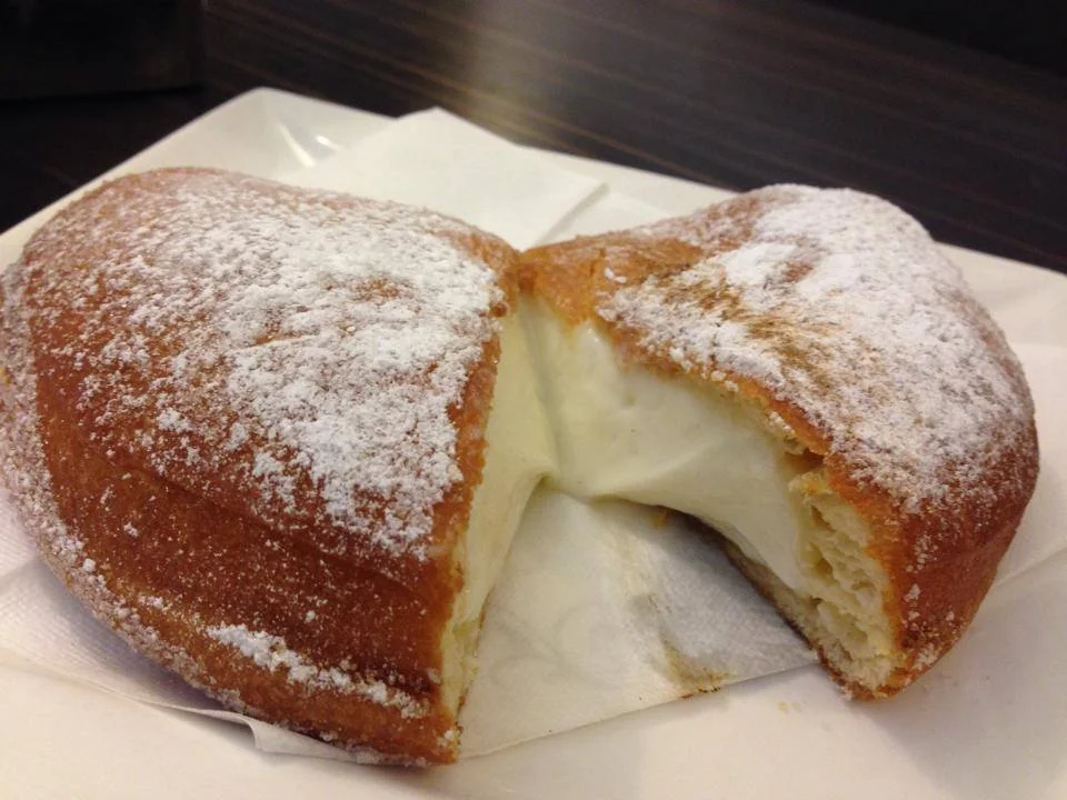 Raviole di ricotta al forno con zucchero a velo su vassoio di ceramica siciliana