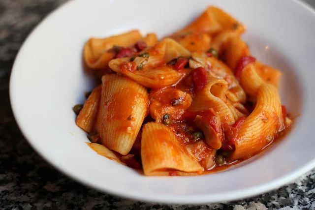 Rigatoni con capperi e tonno