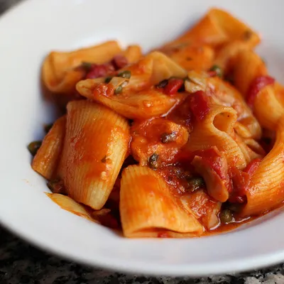 Rigatoni con capperi e tonno: un piatto siciliano gustoso e veloce