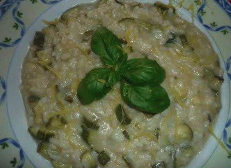 Risotto alle zucchine cremoso con basilico e formaggio ragusano