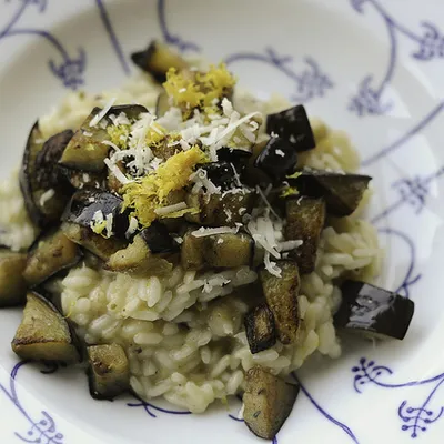 Risotto con le melanzane: Un primo piatto vegetariano elegante e delizioso