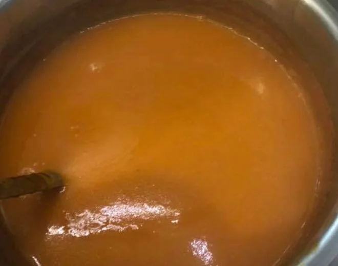 Salsa di pomodoro all’agrigentina in ciotola di ceramica con basilico fresco e pomodori maturi