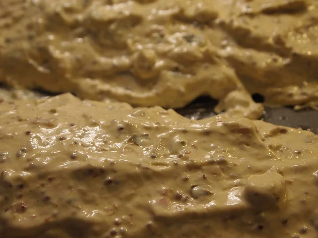 Ciotola di salsa di San Bernardo con mandorle e scorza d’arancia