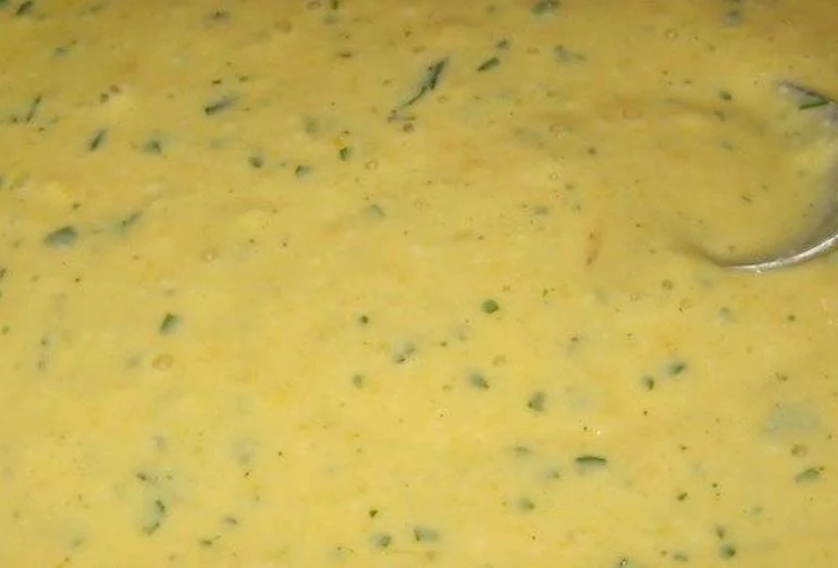 Salsa di uova siciliana servita in ciotola di ceramica