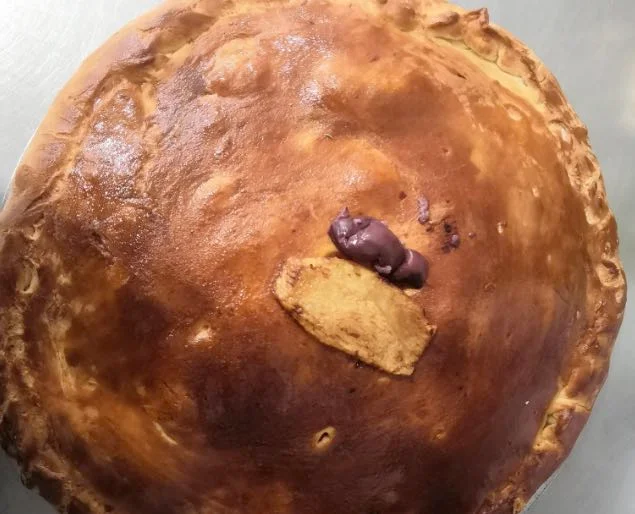 Scacciata con pomodoro e melanzane dorata al forno