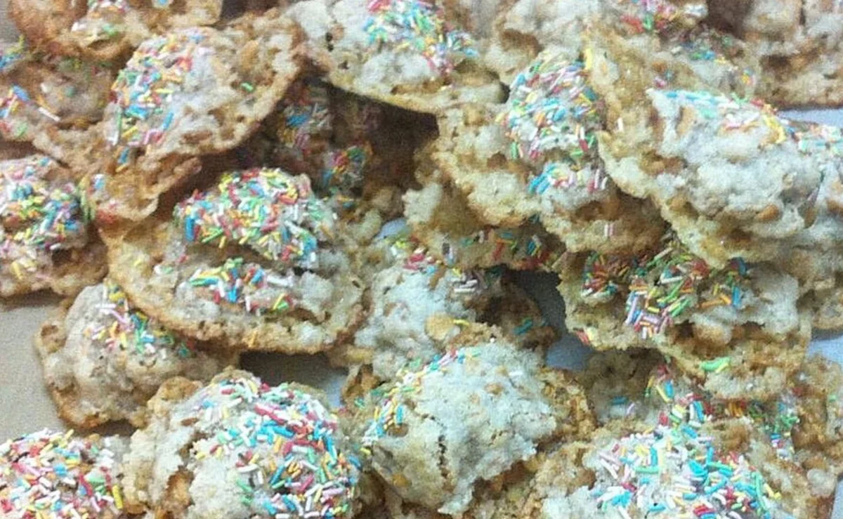 Scattata di Alia, dolcetti alle mandorle ricoperti diavoletti di zucchero su piatto natalizio