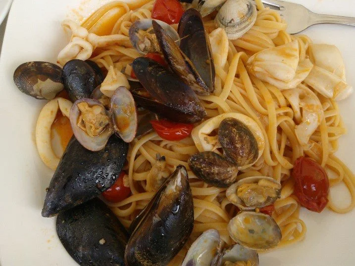Spaghetti ai frutti di mare con cozze, vongole e pomodorini Pachino