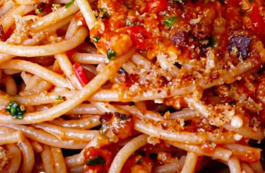 Lampedusa-style spaghetti with peppers and toasted breadcrumbs