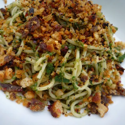 Spaghetti con acciughe e mollica abbrustolita, un classico della cucina siciliana