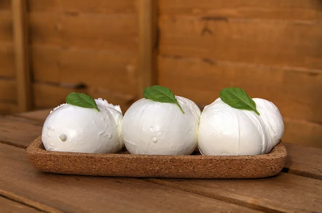 Spiedini di mozzarella di bufala: un antipasto delizioso